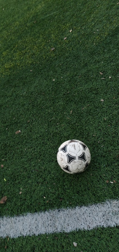 أفضل 10 لاعبين في تاريخ الدوري الإنجليزي الممتازمن هنري إلى صلاح